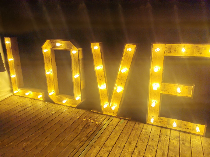 Lettre lumineuse géante